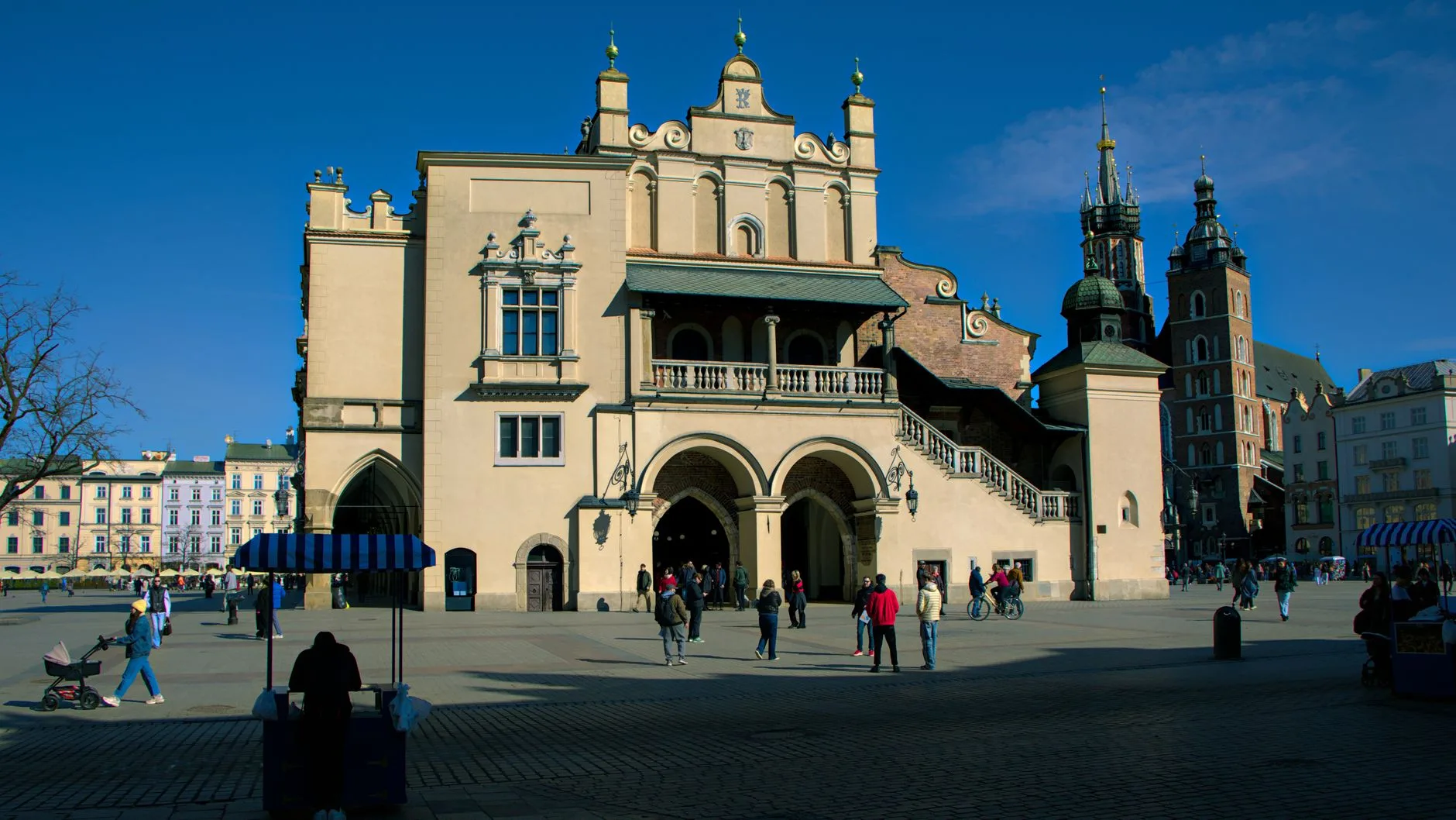 La place du Marché de Cracovie et la basilique Sainte-Marie