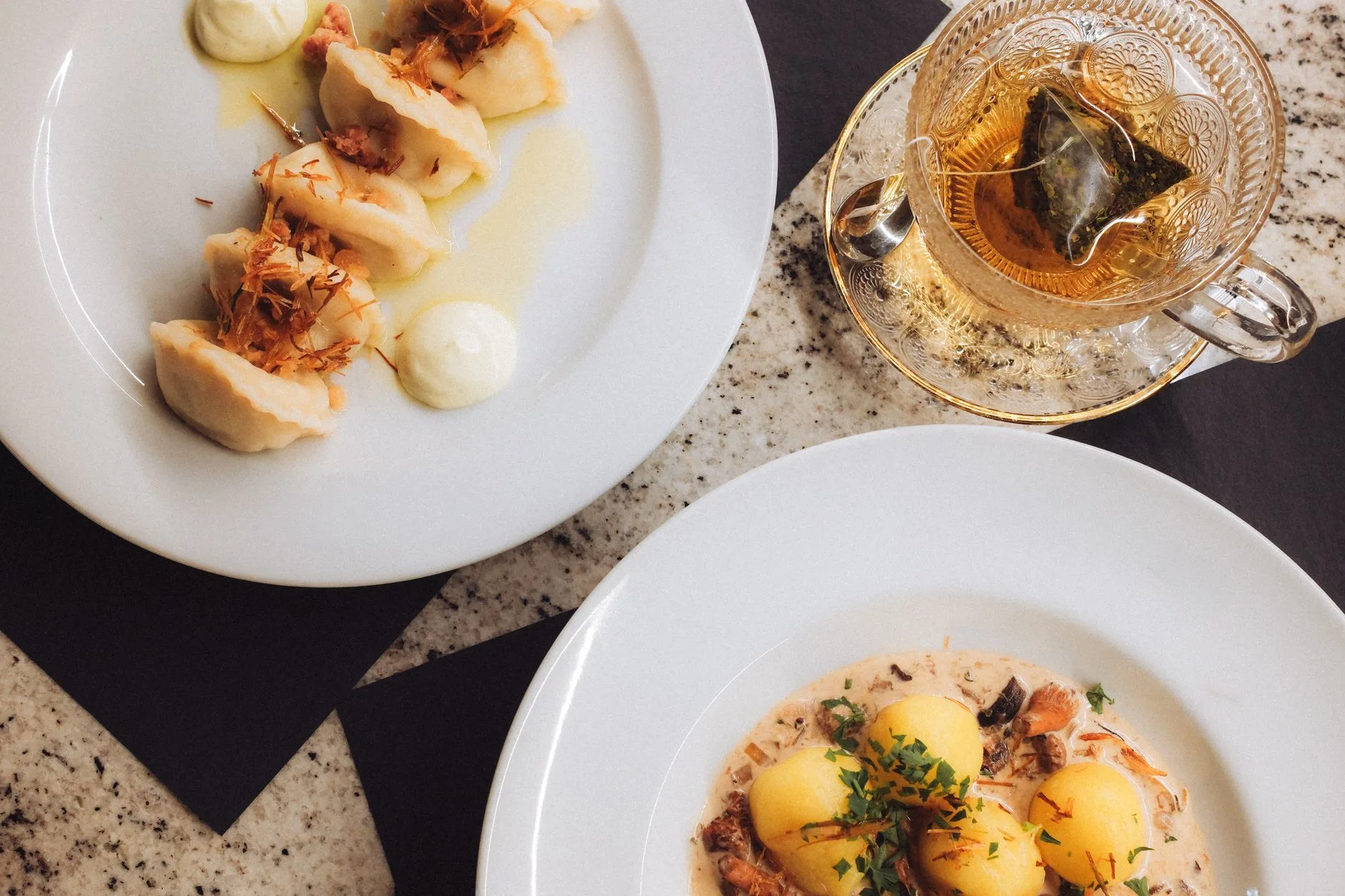 Assiette de pierogi, raviolis polonais traditionnels