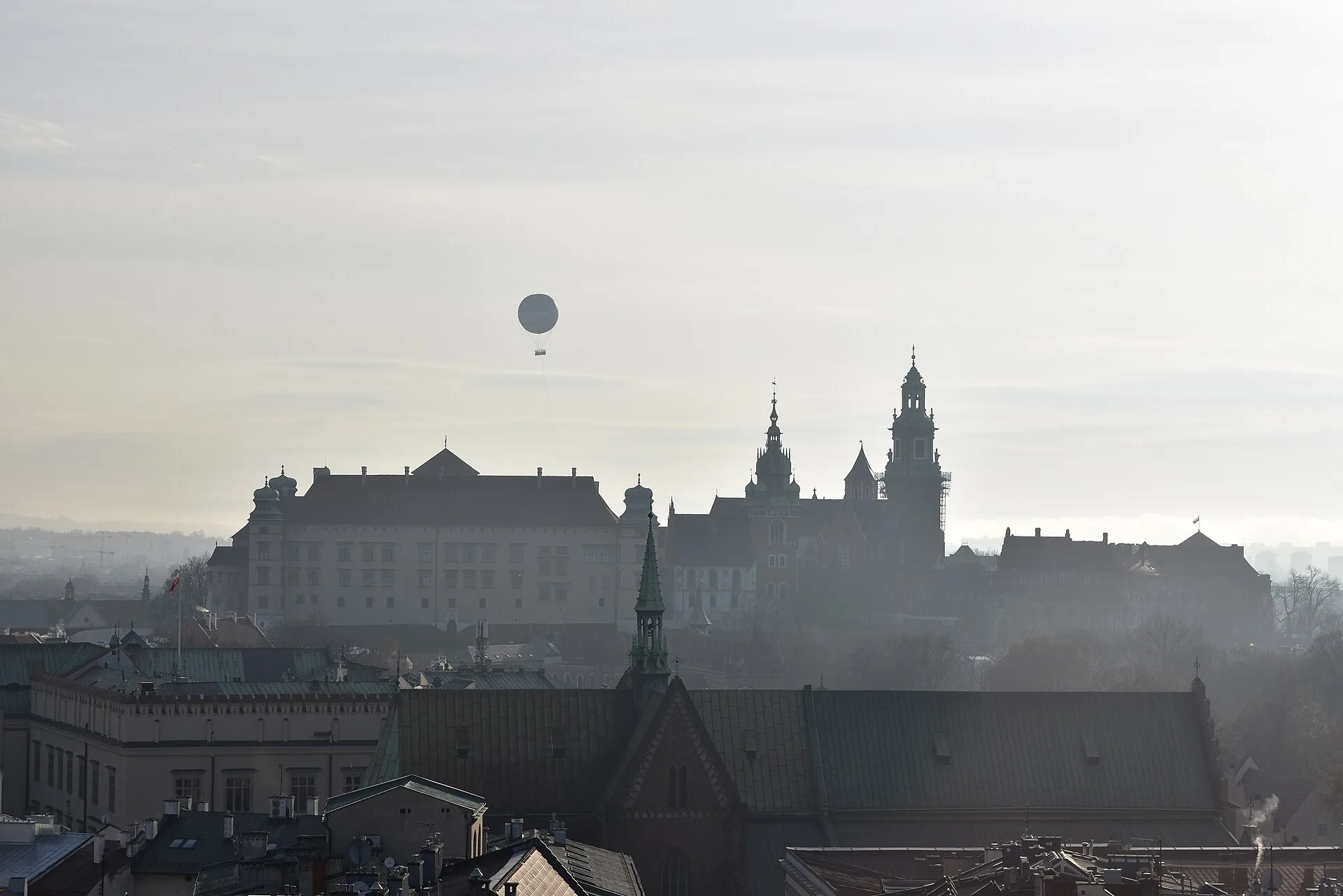 Vue sur les toits de la vieille ville de Cracovie et la colline du Wawel