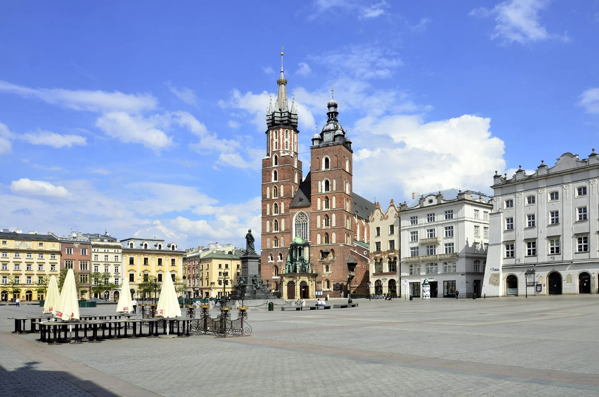 La place du Marché de Cracovie et la basilique Sainte-Marie