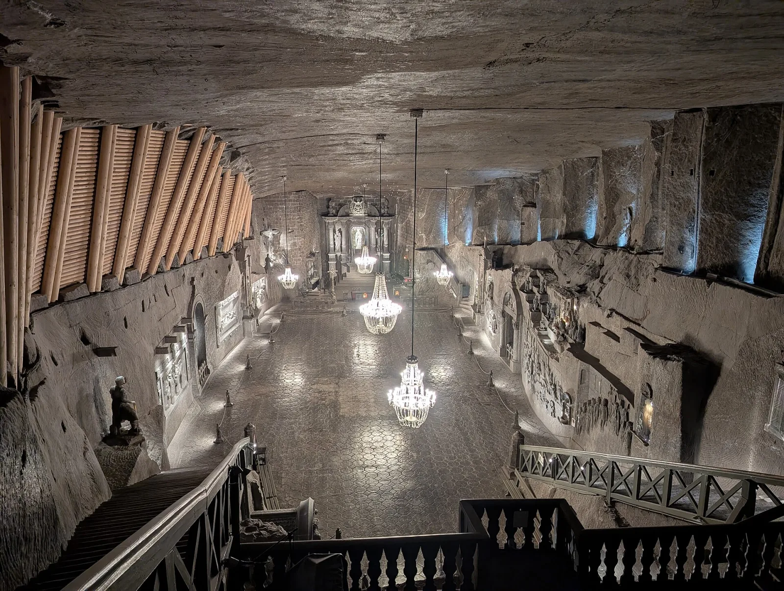 La chapelle Sainte-Kinga, sculptée dans le sel à 101 mètres sous terre, et ses lustres de cristaux de sel